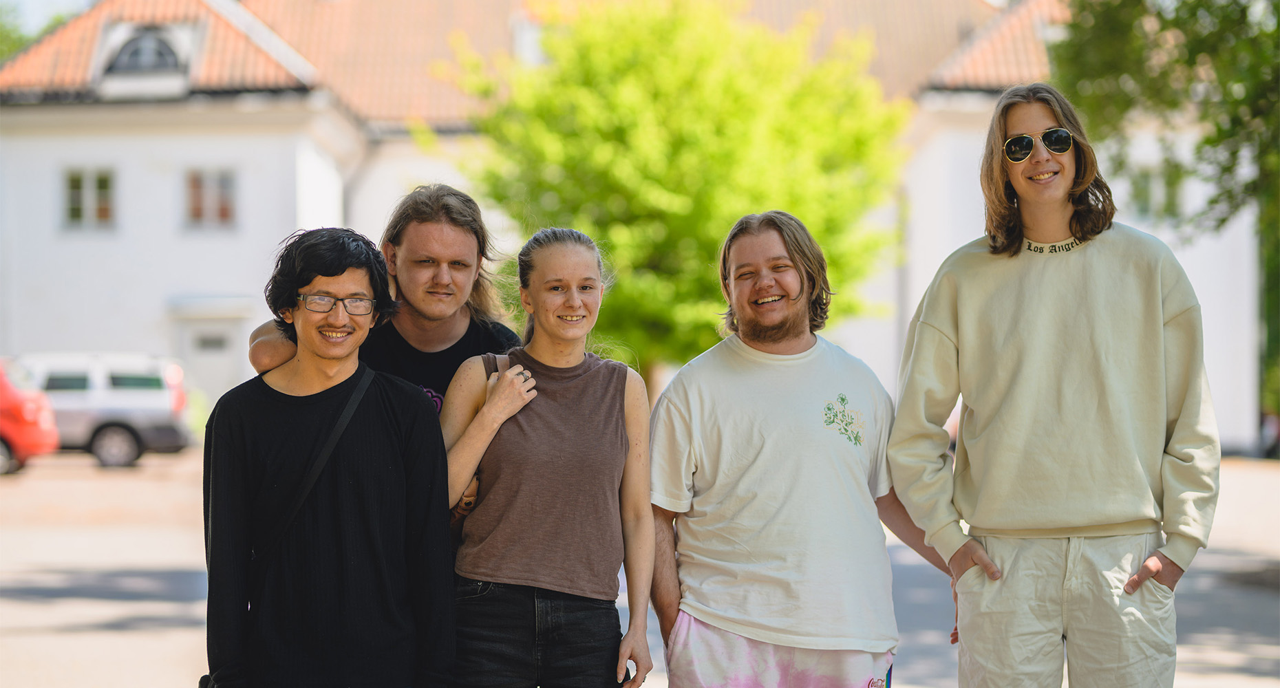 En grupp deltagare på kursen Leva Bo Växa står utomhus framför Herrgården och ser glada ut