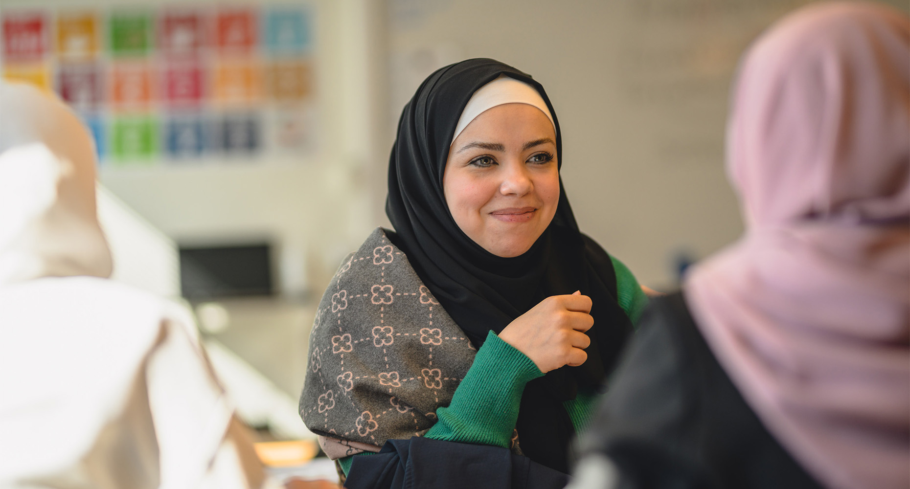 Deltagare på kursen SMF - Prova på folkhögskola sitter tillsammans med andra deltagare i klassrummet