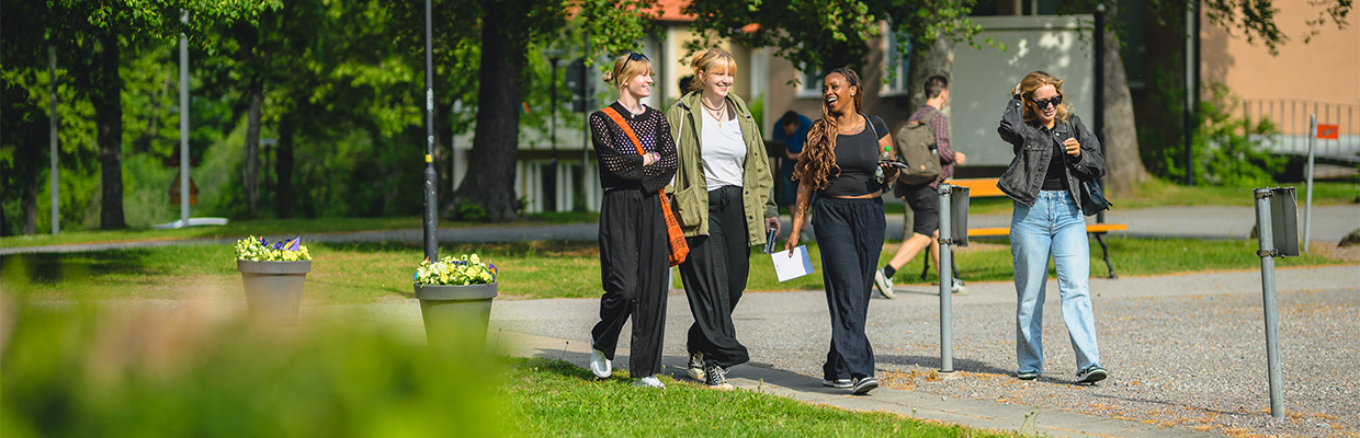 Studerande på Marieborg skrattar och går tillsammans på skolgården.